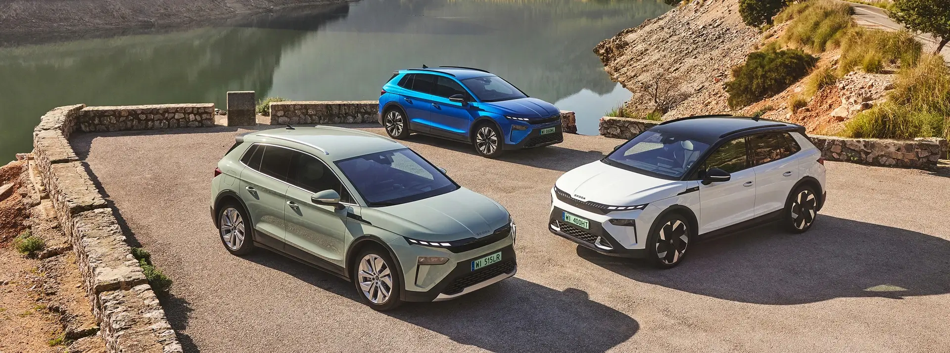 parking widokowy przy górskim akwenie, trzy samochody Skoda Karoq - seledynowy, biały i niebieski 